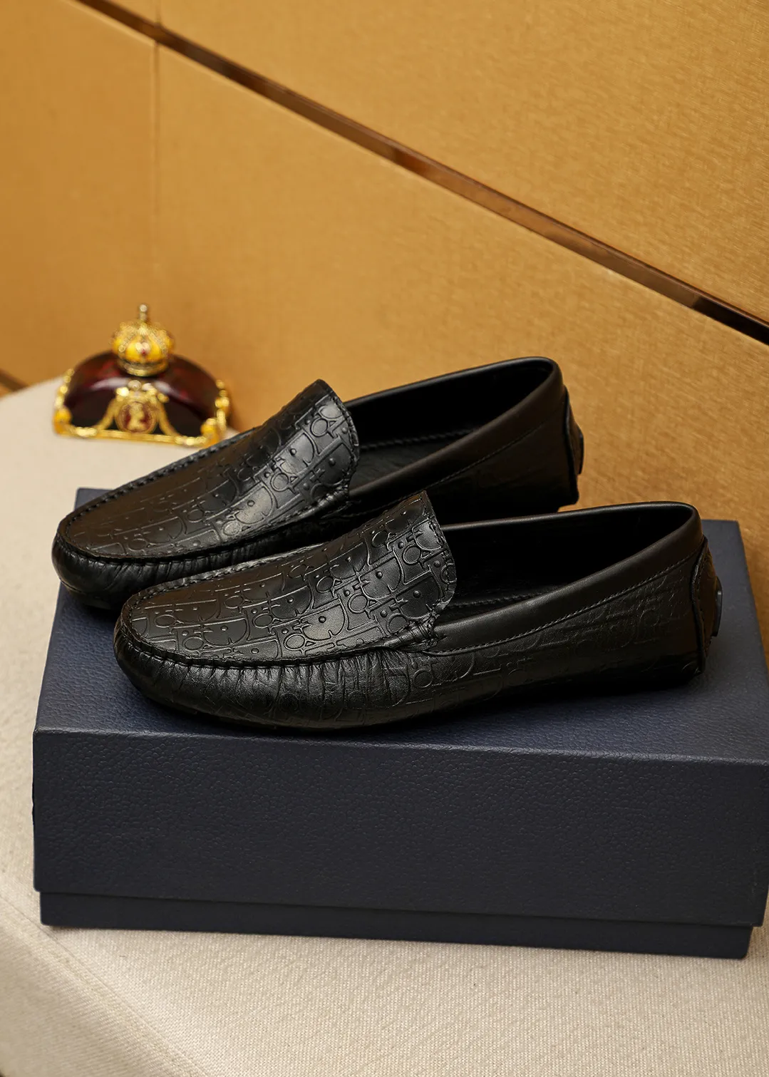 Men's shoes 💰420 💐 Product trademark: Dior "Dior" Doudou shoes Regular size: 38-44 (45🉑️customized) Product materials: Selected Italian imported first-layer calfskin embossed upper, imported water-dyed sheep 🐑 leather lining. Strong three-dimensional visual effect, original outsole color: 1⃣️color🉑️select